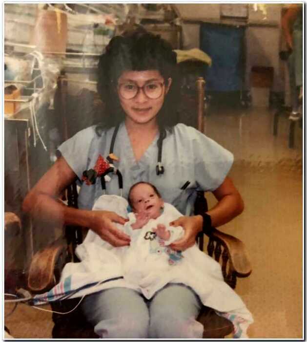 Медсестра узнала в своем коллеге малыша, которого она спасла 30 лет назад
