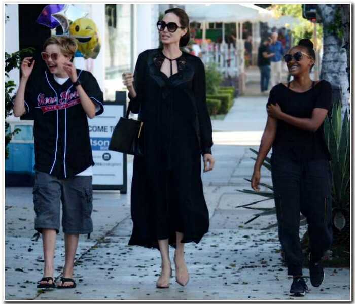 Из-за стресса и развода Анджелина Джоли стала налегать на фаст-фуд и бургеры