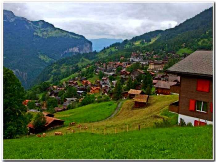 Жителям Швейцарской деревни будут давать по 2,5 тысячи за то, что они живы