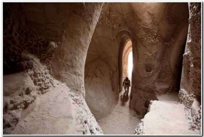 25 лет отшельник живет в пещере. Сегодня он показал, что там внутри