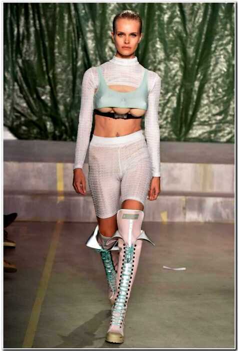 2+1: Трехгрудые модели появились на подиуме Миланской недели моды