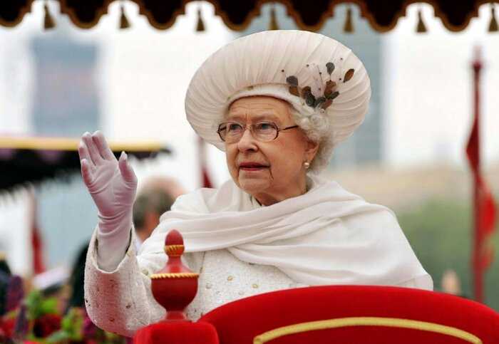 Главный секрет престола: у Королевы Елизаветы есть накладная рука для приветствий