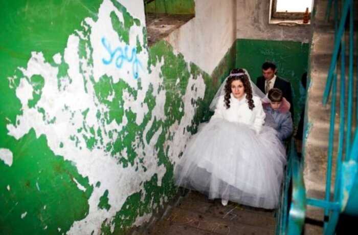 «Свадьба в Сайлент Хилл»: как украшают наши подъезды перед церемонией