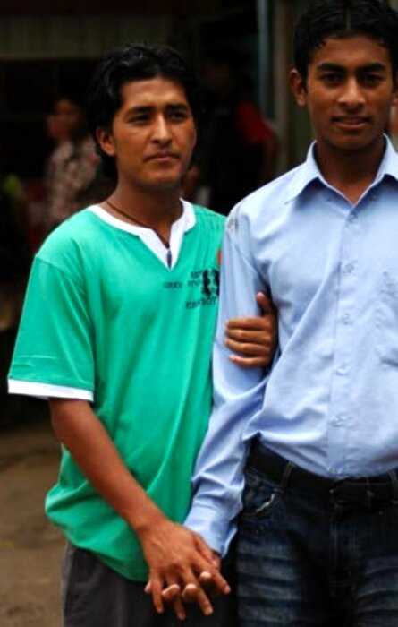 Почему непальские мужчины, и даже полицейские, ходят за ручку?