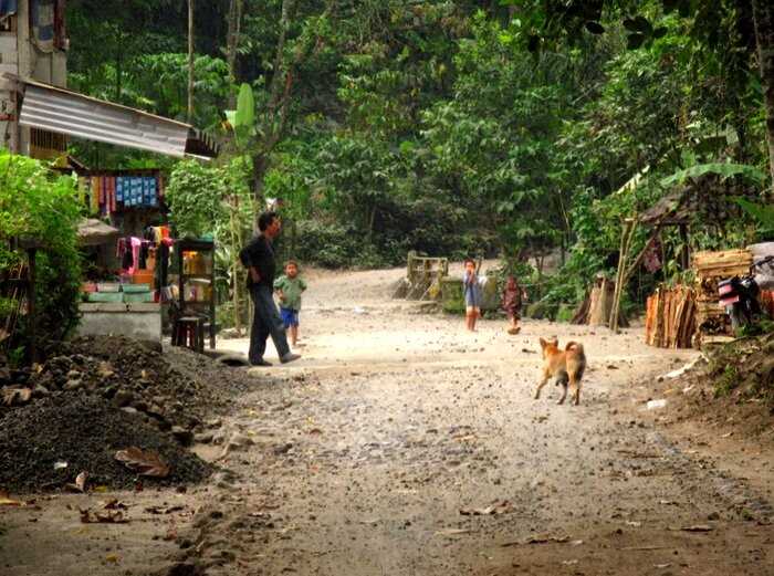 В Индонезийской деревне заасфальтировали дорогу. Теперь люди снимают обувь, чтобы не запачкать его