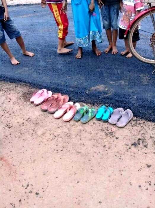 В Индонезийской деревне заасфальтировали дорогу. Теперь люди снимают обувь, чтобы не запачкать его