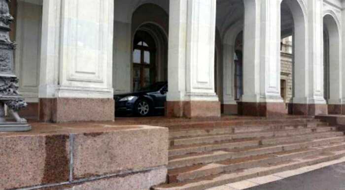 ИО Губернатора Санкт-Петербурга паркует модель прямо у двери, чтобы меньше ходить