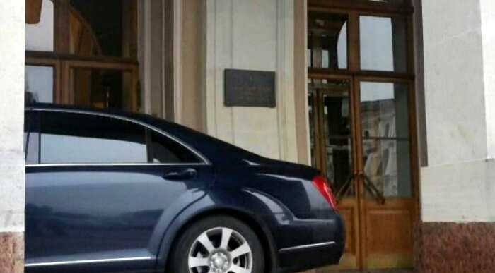 ИО Губернатора Санкт-Петербурга паркует модель прямо у двери, чтобы меньше ходить