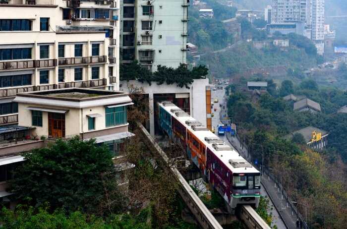 В Китае построили ветку метро, проезжающую через жилой домой