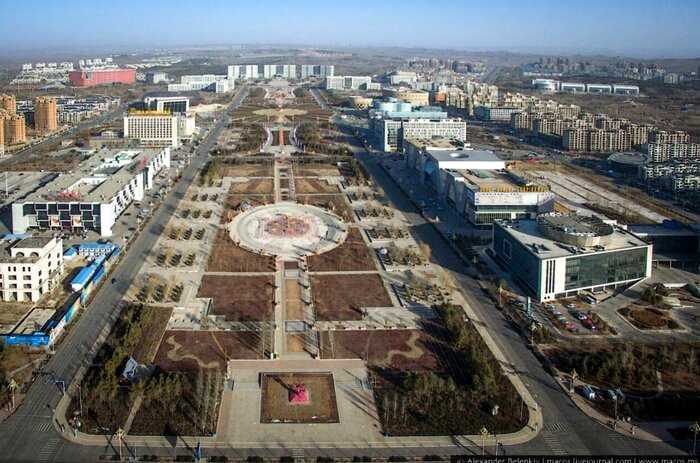 Для кого построен город-призрак в Монголии? В нем есть всё, кроме местных жителей