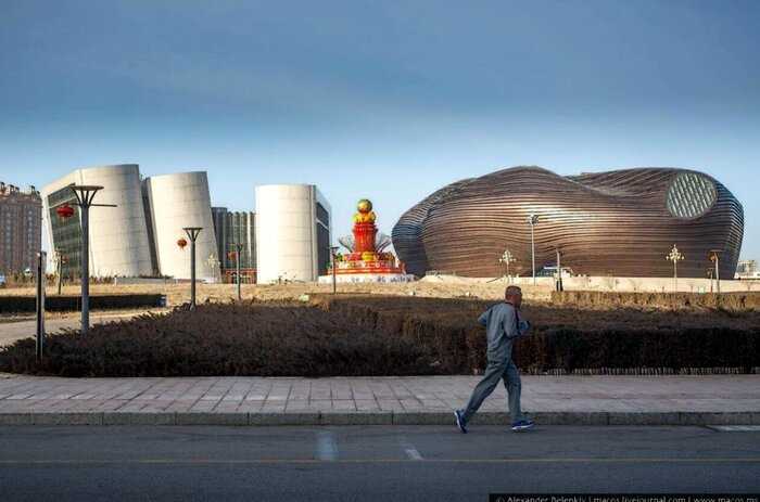 Для кого построен город-призрак в Монголии? В нем есть всё, кроме местных жителей