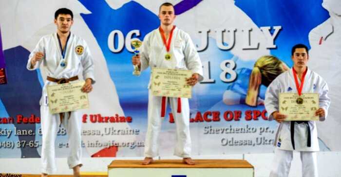Односельчане отправили сторожа на чемпионат Европы по каратэ. Он забрал золотую медаль!