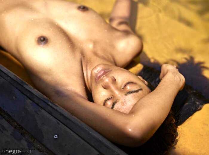 Мулатка Нуна нежится на солнышке у бассейна полностью голая(12 фото)