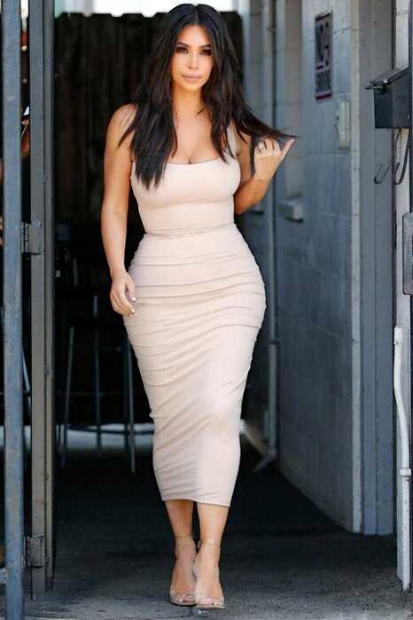 «Сестры звезды»: Ким Кардашьян носит три комплекта утягивающего белья