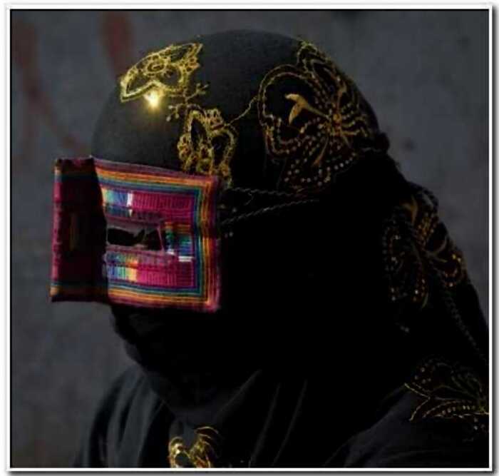 Загадка дня: зачем Иранские женщины носят «усы» на своем лице?