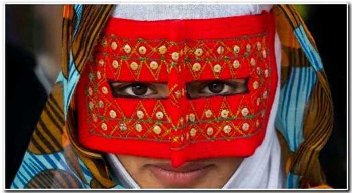 Загадка дня: зачем Иранские женщины носят «усы» на своем лице?
