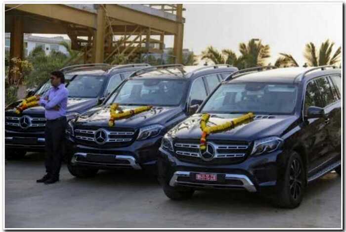 Лучший шеф на свете: индийский бизнесмен подарил сотрудникам 600 новых автомобилей