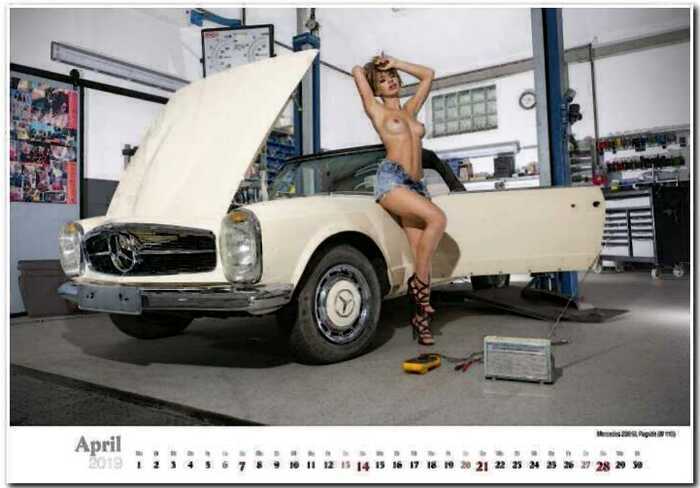 Календарь с сексуальными девушками и классическими автомобилями