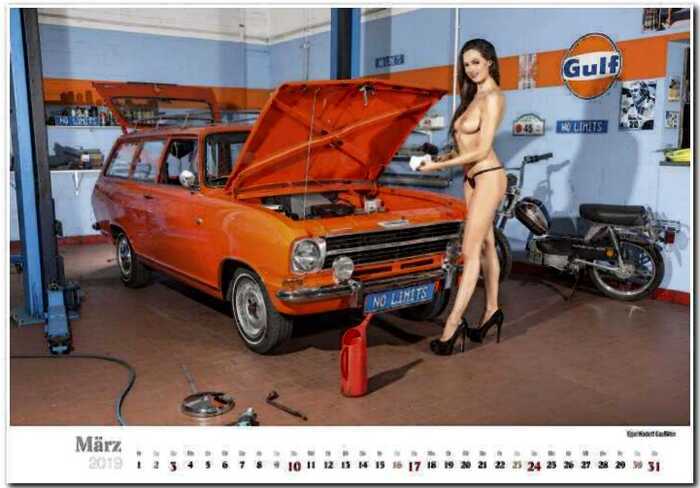 Календарь с сексуальными девушками и классическими автомобилями