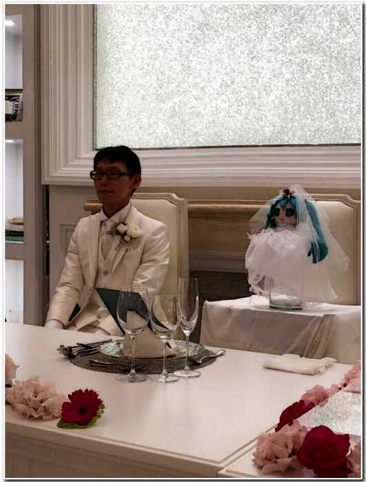 35-летний влюбленный японец официально женился на виртуальном персонаже