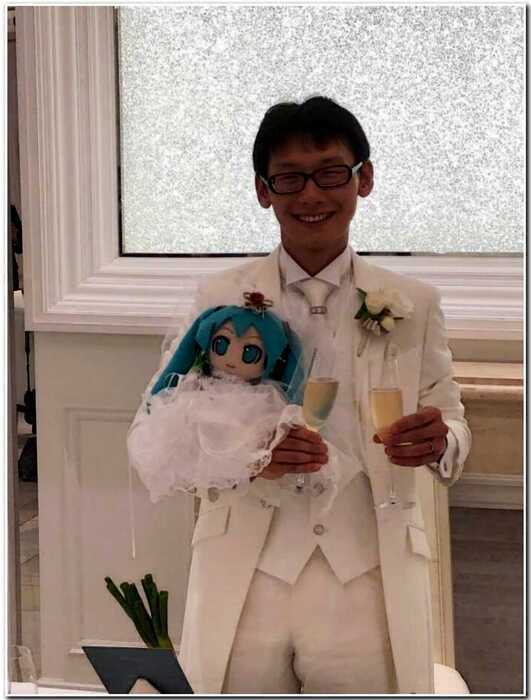35-летний влюбленный японец официально женился на виртуальном персонаже