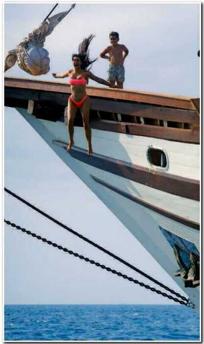 Ким Кардашьян прыгнула с 6-метровой яхты ради эффектных фото, но получилось так себе