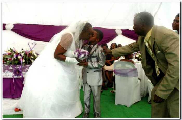 В ЮАР 46-летняя невеста вышла замуж за 9-летнего мальчика