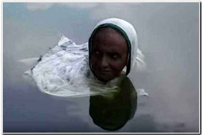 В Индии женщина сидит в пруду по 12 часов в день вот уже 20 лет. Зачем ей это надо?