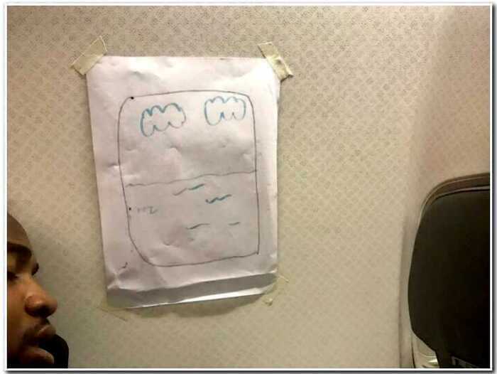Пассажир попросил организовать ему окно и стюардесса выполнила просьбу