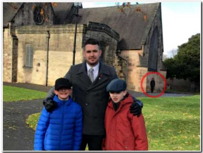 Семья сфотографировалась возле старой церкви и поймала на кадр «демона»