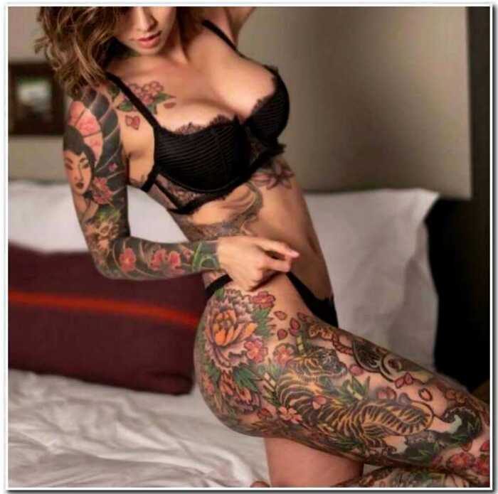 Сексуальные девушки с татуировками (35 фото)
