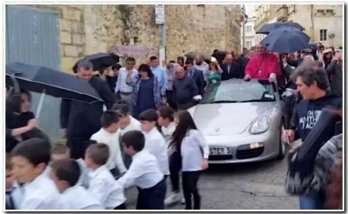Священник заставил детей тянуть его новенький Порше по улицам города