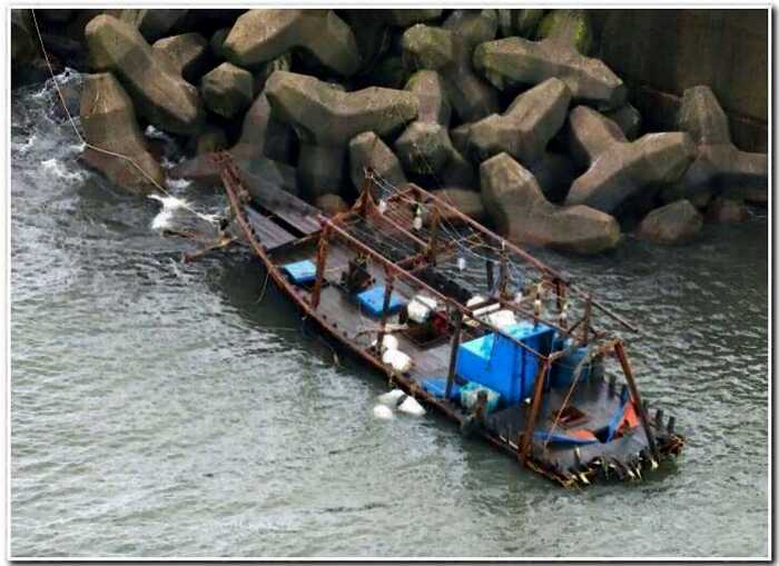 Мистические ветхие лодки у берегов Японии: никто не знает, откуда они берутся
