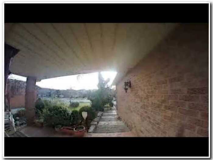 Камера на двери дома в Канаде сняла что-то странное, бродящее возле дома
