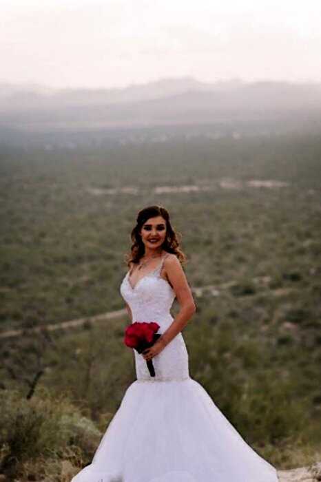 «Ради любви»: девушка устроила свадебную фотосессию с погибшим женихом