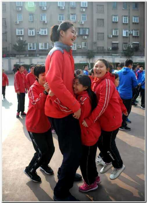 Удивительная 11-летняя китаянка выросла уже до 208 см. И продолжает расти