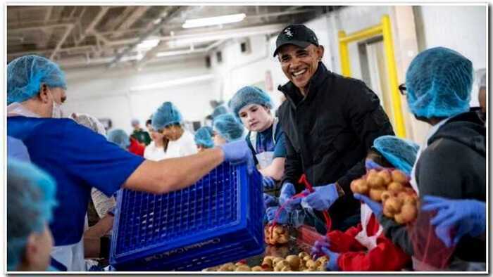 Барак Обама пришел помочь волонтерам Чикаго в центре для неимущих