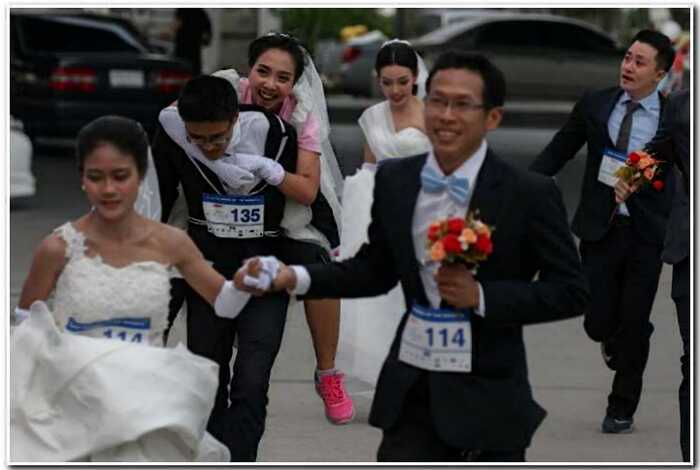 Что такое «забег невест» в Таиланде и почему сотни девушек участвуют в нем каждый год?