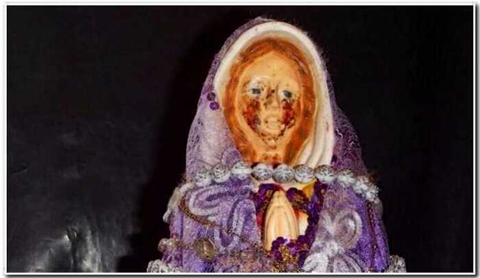 Статуя Девы Марии заплакала кровью, когда её хозяйка молилась за свою маму