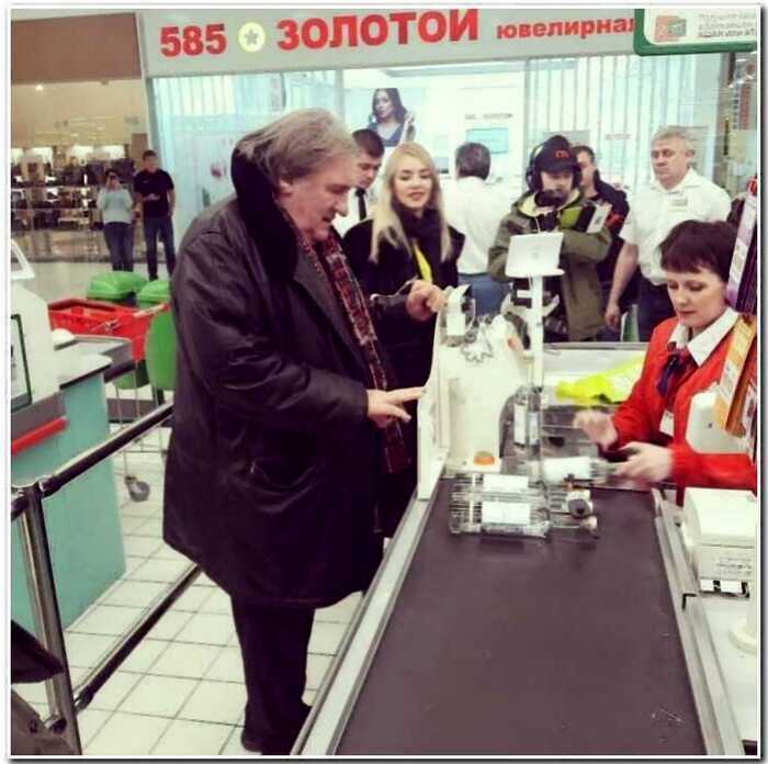 » За водкой в супермаркет»: как проходят будни Жерара Депардье в Новосибирске
