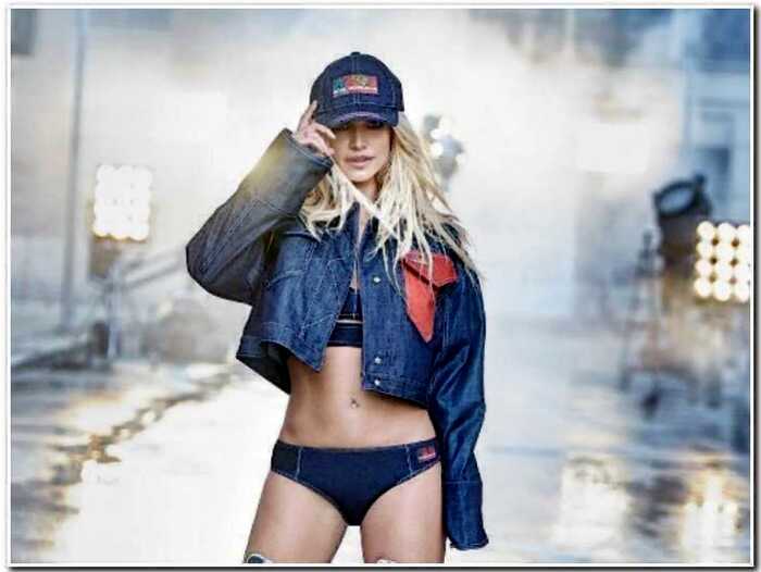 «И все таки неряха»: Бритни Спирс гуляет по городу, одетая как бездомный