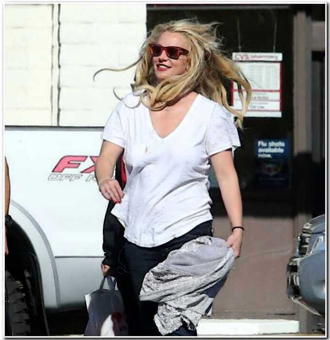«И все таки неряха»: Бритни Спирс гуляет по городу, одетая как бездомный