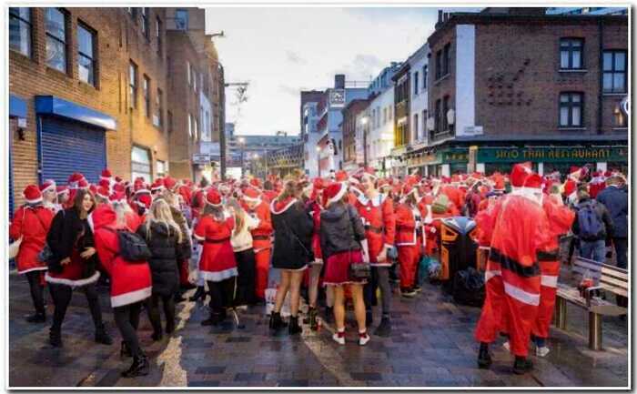 «Готовимся к Рождеству»: в Лондоне прошел парад Санта-Клаусов