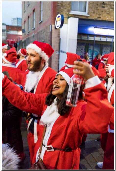 «Готовимся к Рождеству»: в Лондоне прошел парад Санта-Клаусов