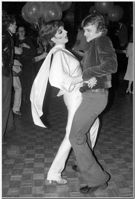 Образ для вечеринки: в чем танцевали главные иконы стиля с 60-х до 90-х