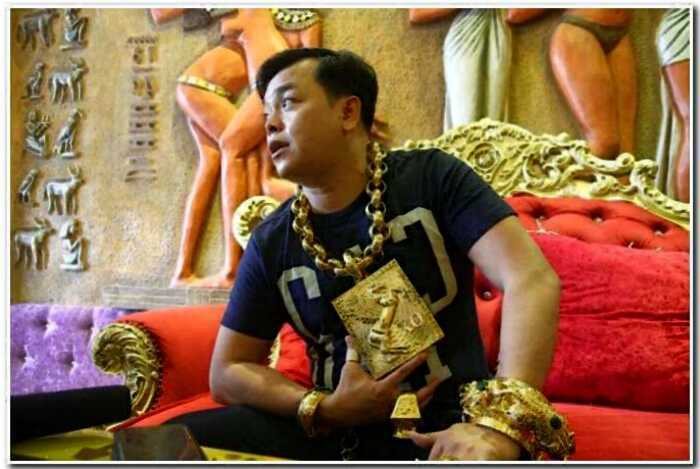 Бизнесмен из Вьетнама постоянно носит на себе 13 кг огромных золотых украшений