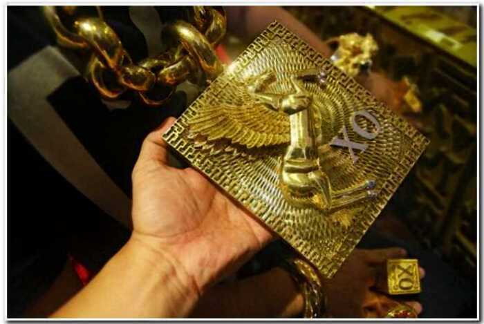 Бизнесмен из Вьетнама постоянно носит на себе 13 кг огромных золотых украшений