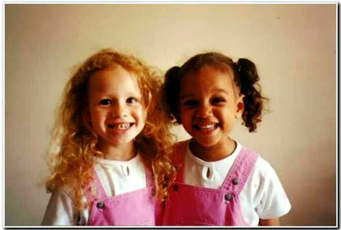 История разноцветных сестер-двойняшек, у которых разный цвет кожи