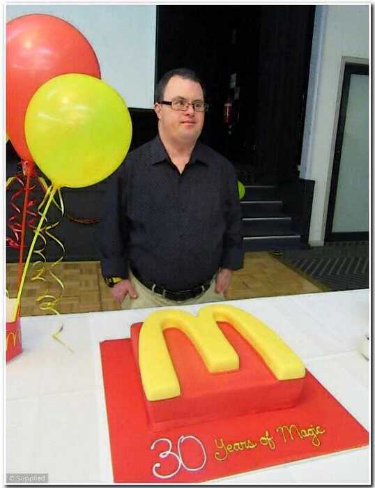 Лучший работник McDonalds с синдромом Дауна ушел в отставку, проработав 32 года