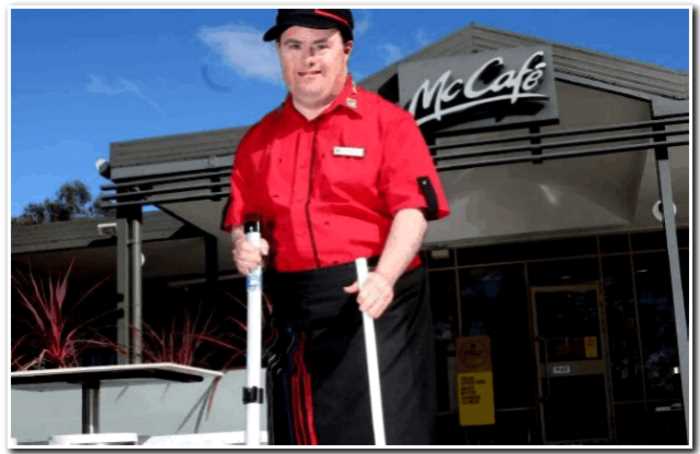 Лучший работник McDonalds с синдромом Дауна ушел в отставку, проработав 32 года